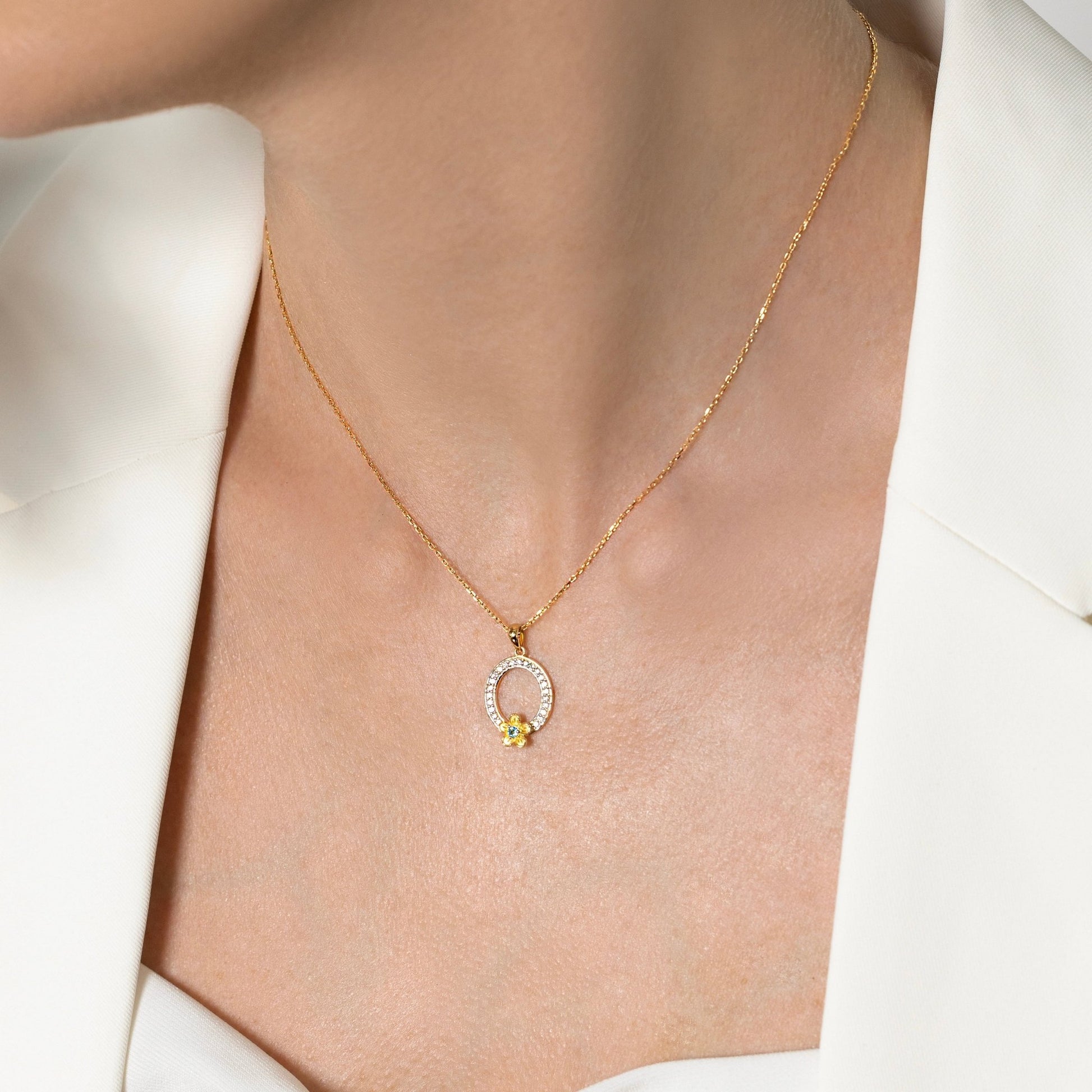 My Rose O Letter Necklace in Diamond - 18k Gold - Lynor