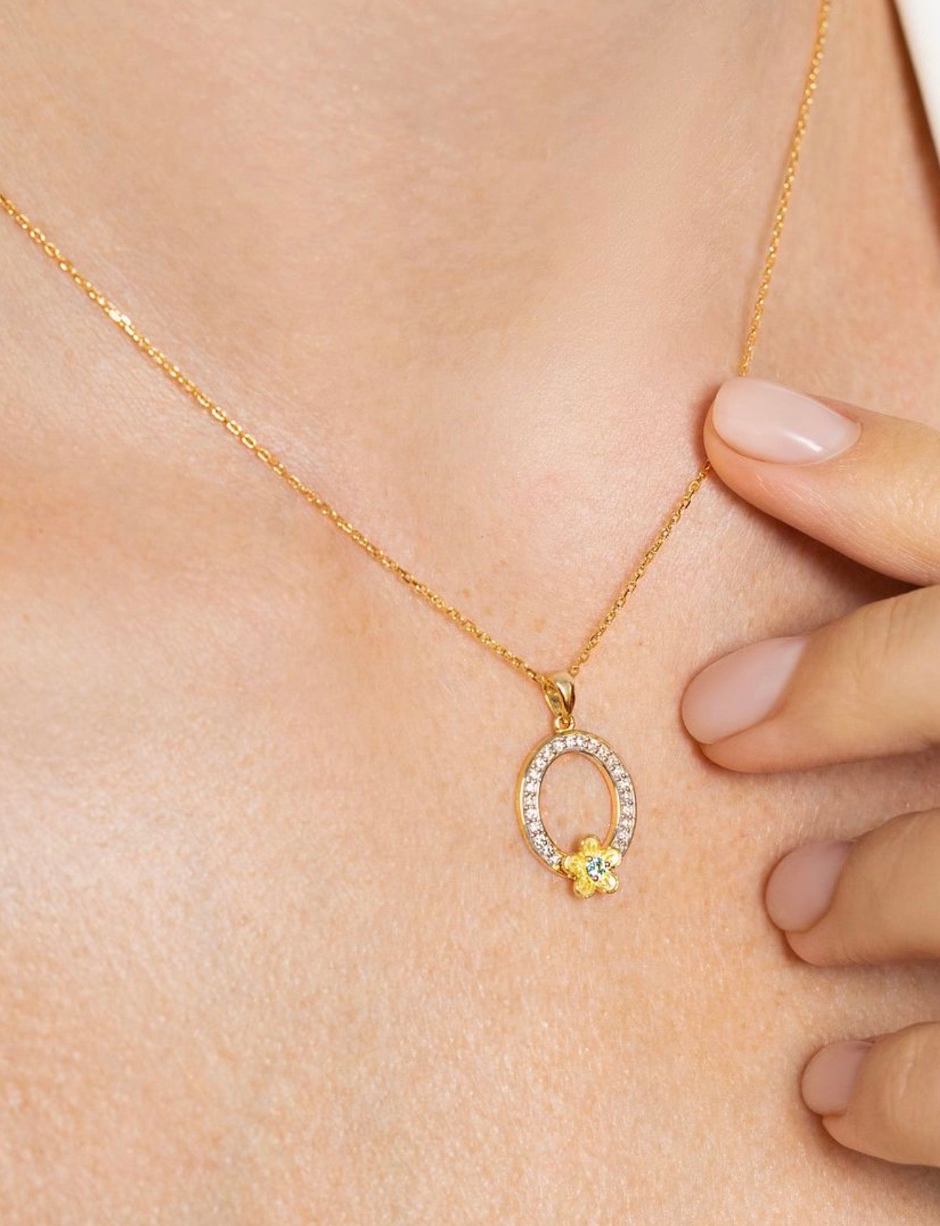 My Rose O Letter Necklace in Diamond - 18k Gold - Lynor