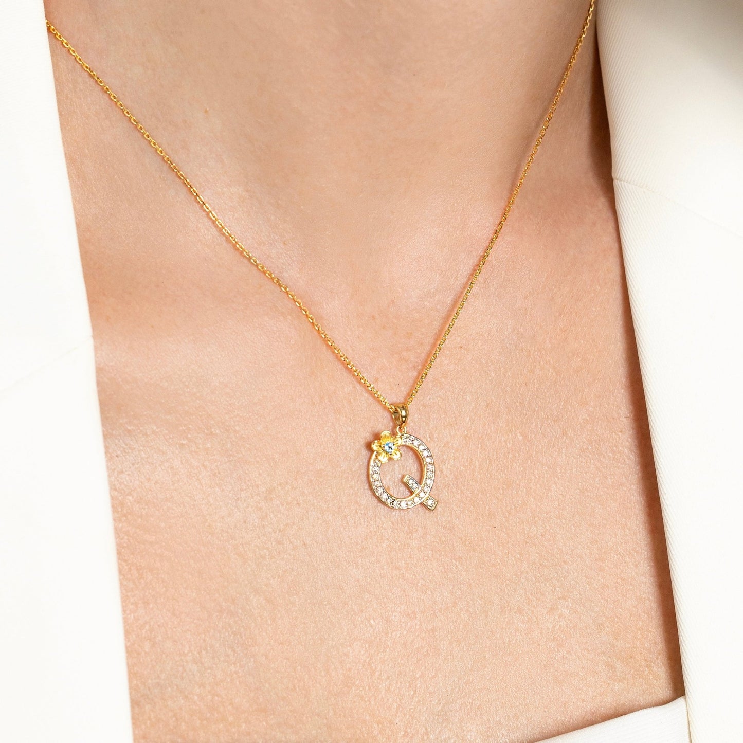 My Rose Q Letter Necklace in Diamond - 18k Gold - Lynor