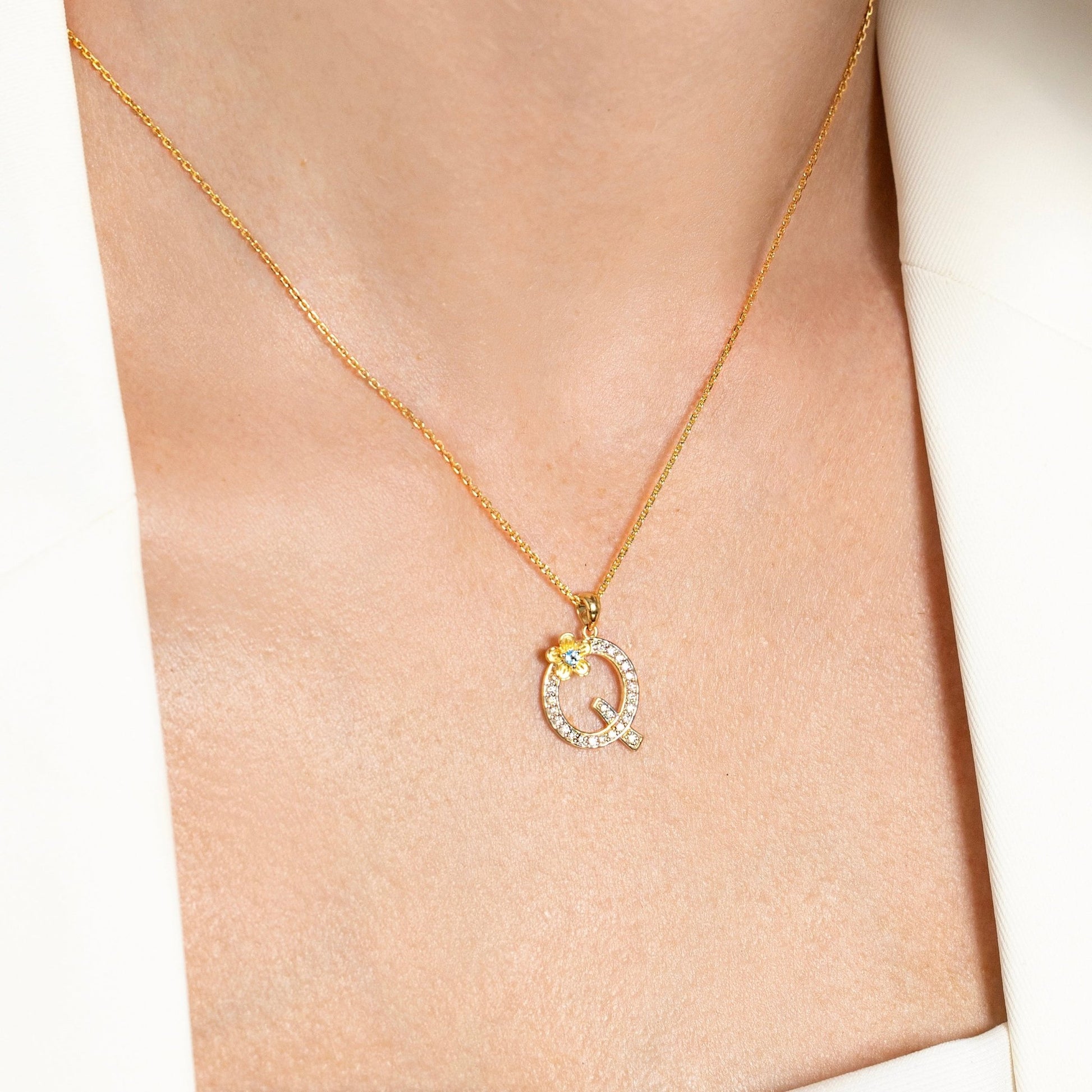 My Rose Q Letter Necklace in Diamond - 18k Gold - Lynor