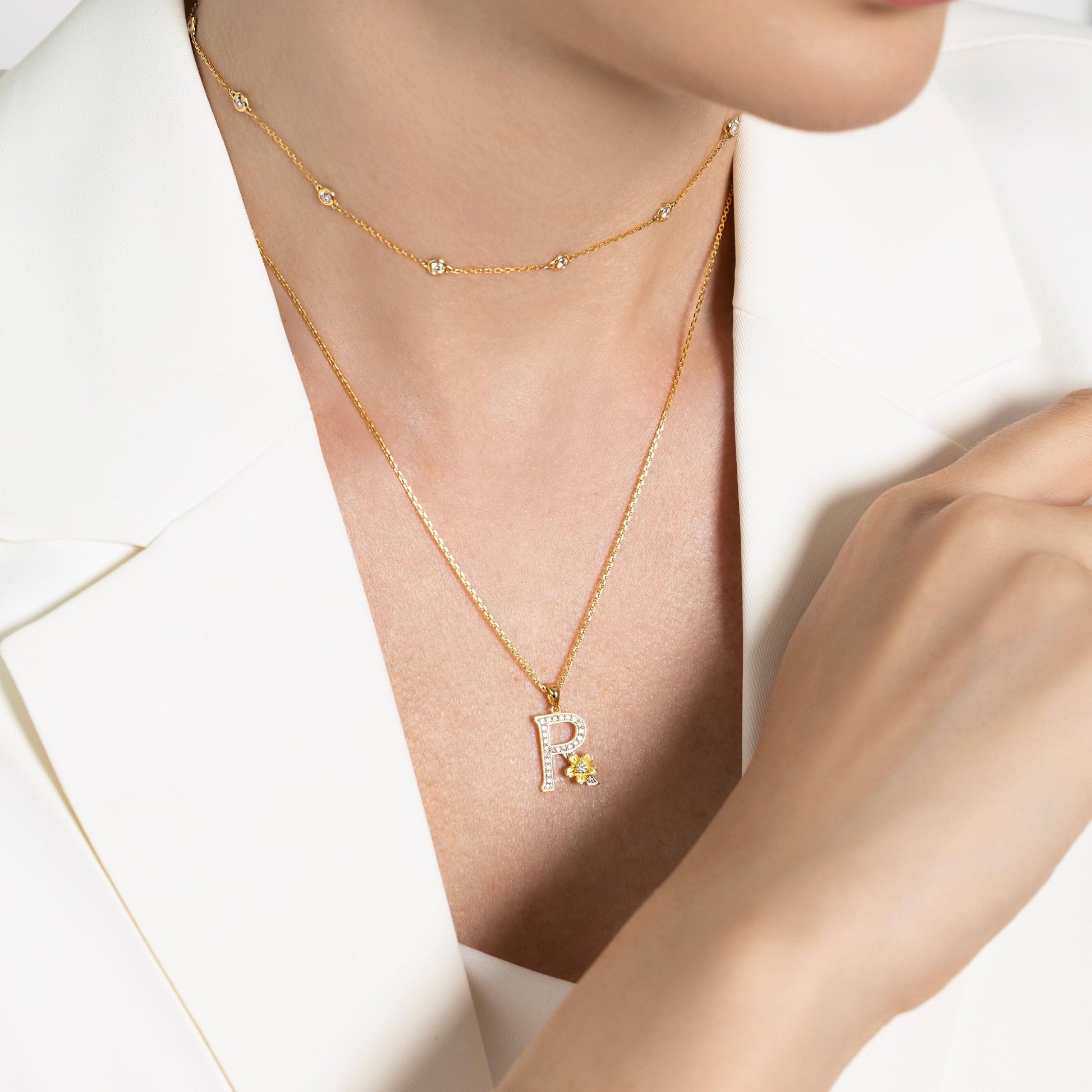 My Rose R Letter Necklace in Diamond - 18k Gold - Lynor