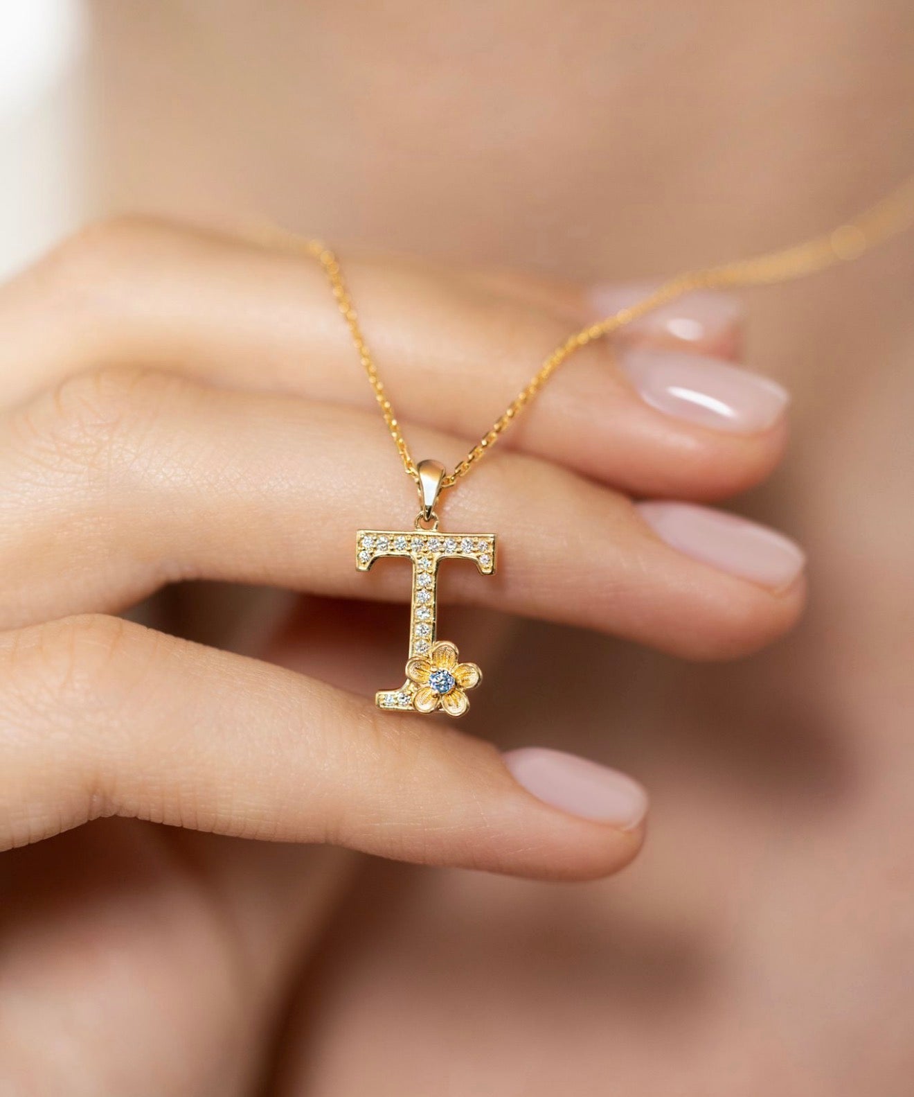 My Rose T Letter Necklace in Diamond - 18k Gold - Lynor