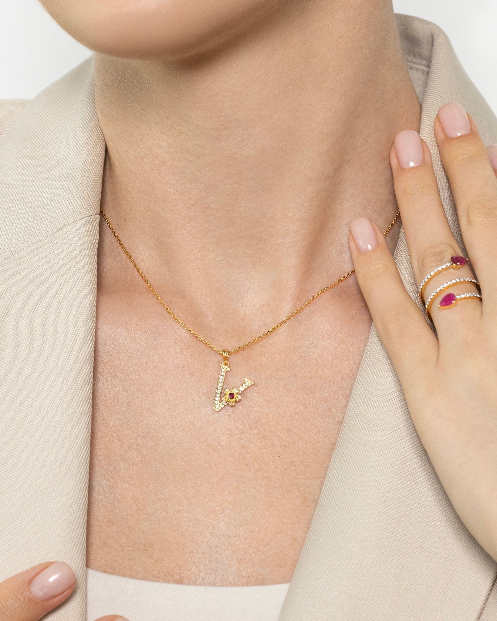 My Rose V Letter Necklace in Diamond - 18k Gold - Lynor