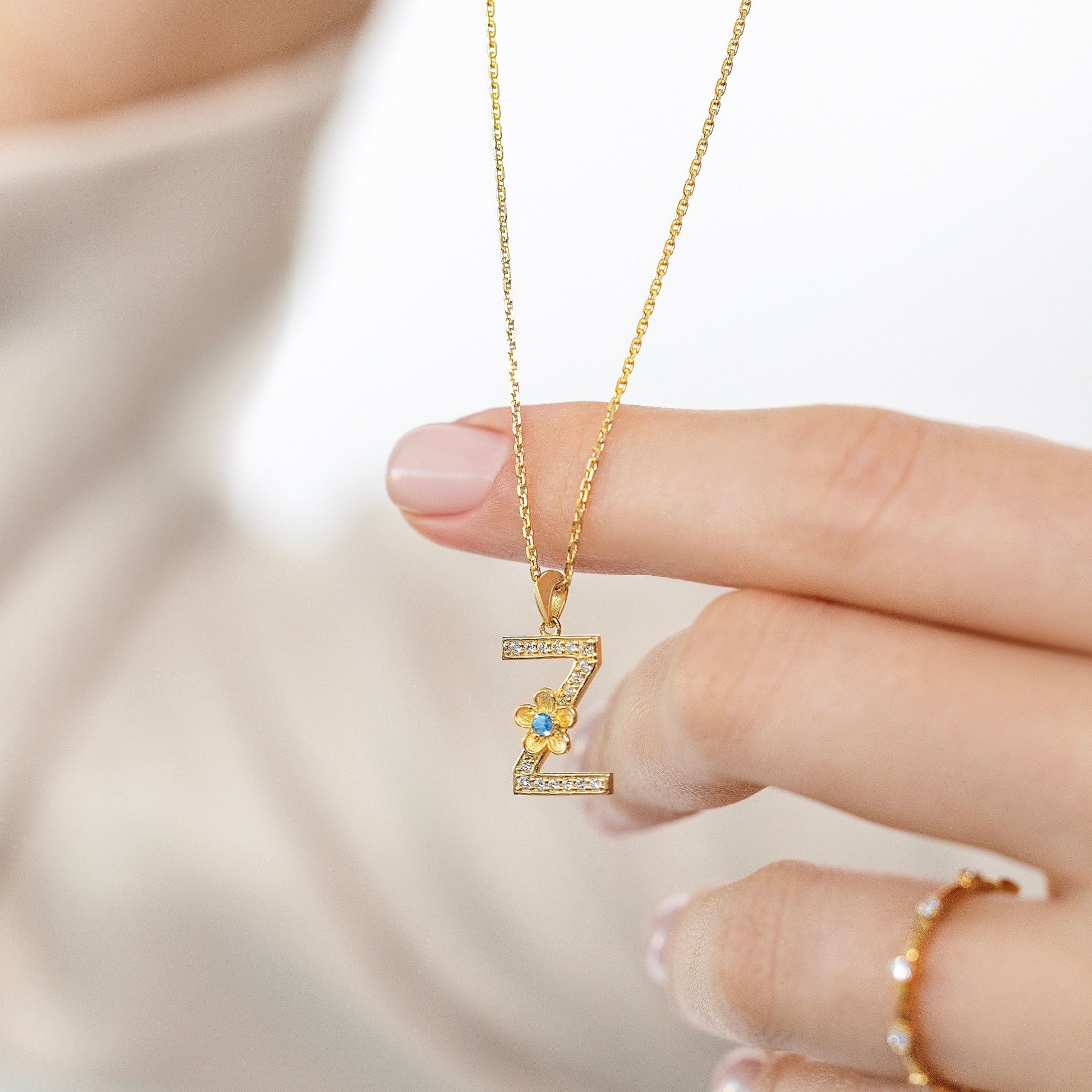 My Rose Z Letter Necklace in Diamond - 18k Gold - Lynor