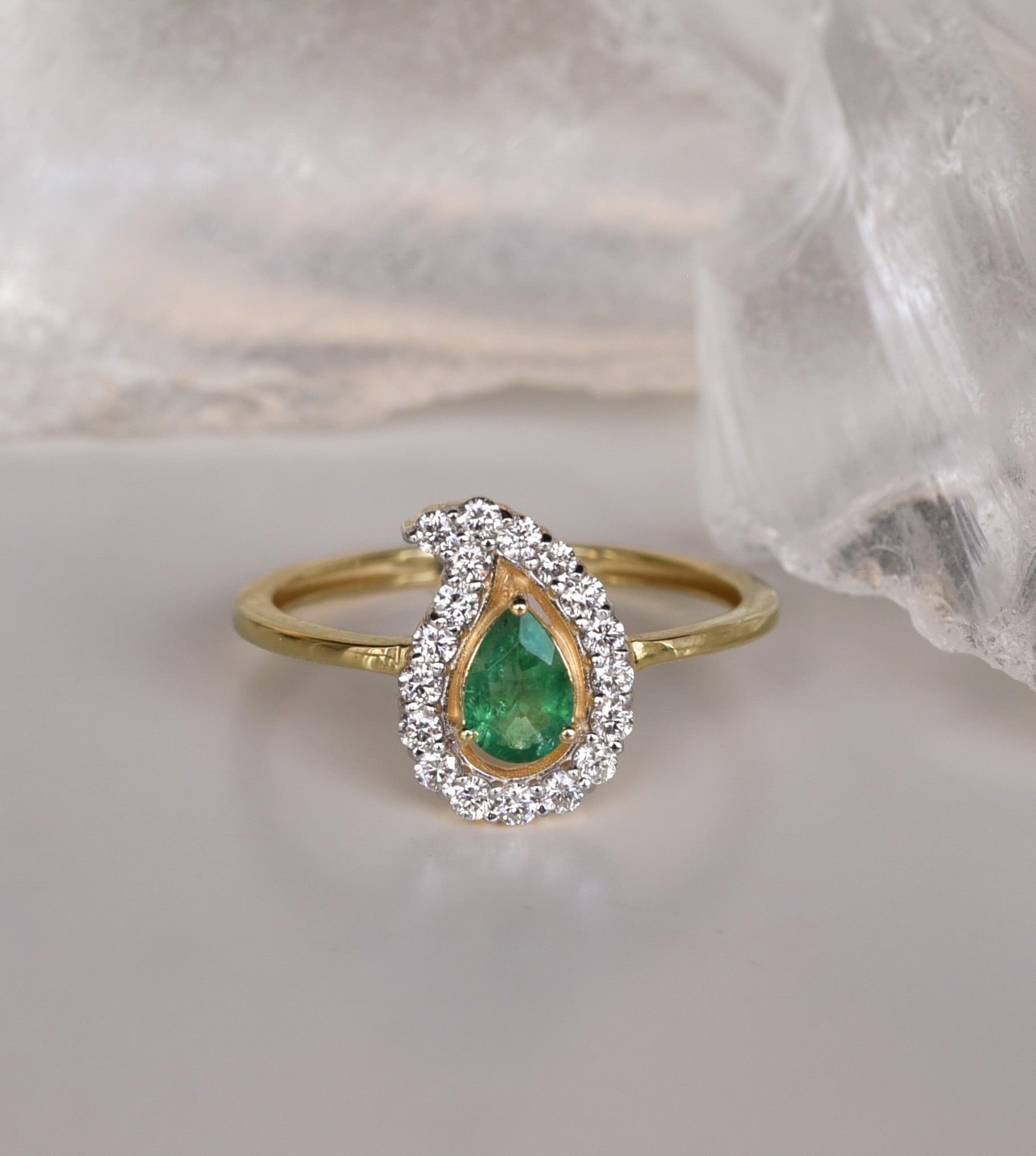 Paisley Ring in Diamond and Emerald - 18k Gold - Lynor