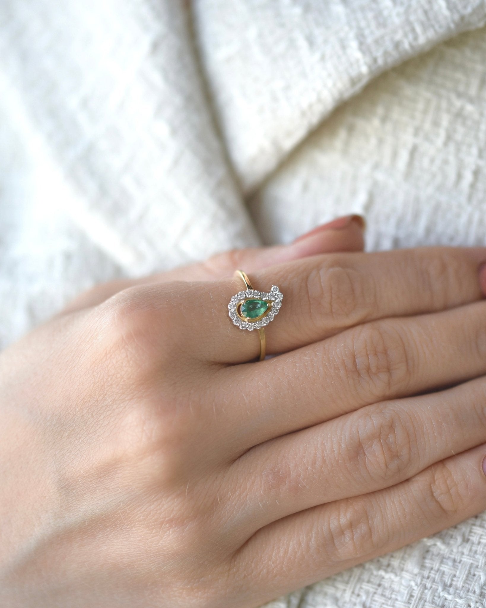 Paisley Ring in Diamond and Emerald - 18k Gold - Lynor