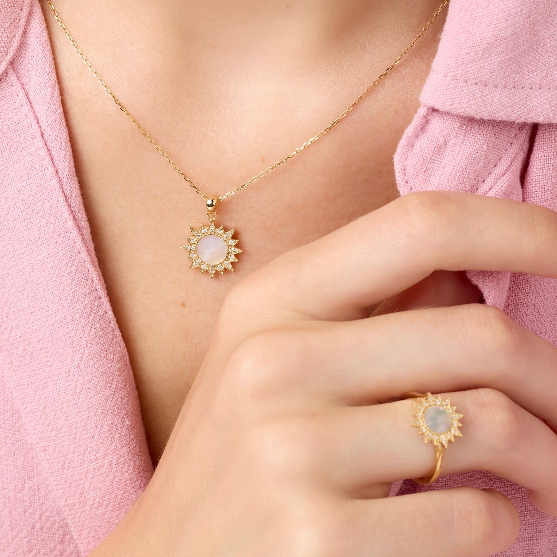 Sunbeam Ring in Diamond and Mother of Pearl - 18k Gold - Lynor