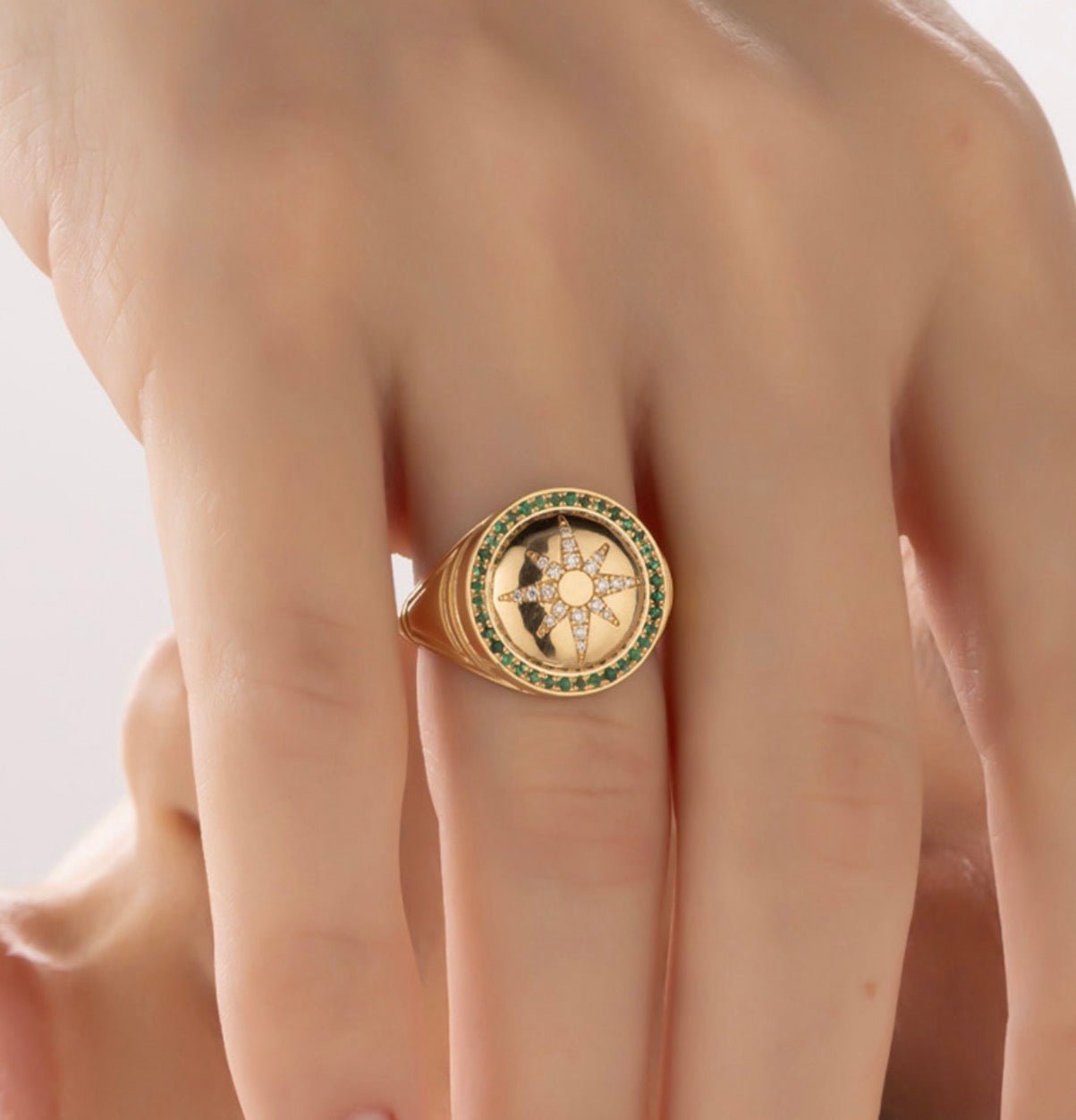 Sundrop Signet Ring in Diamond and Emerald - 18k Gold - Lynor