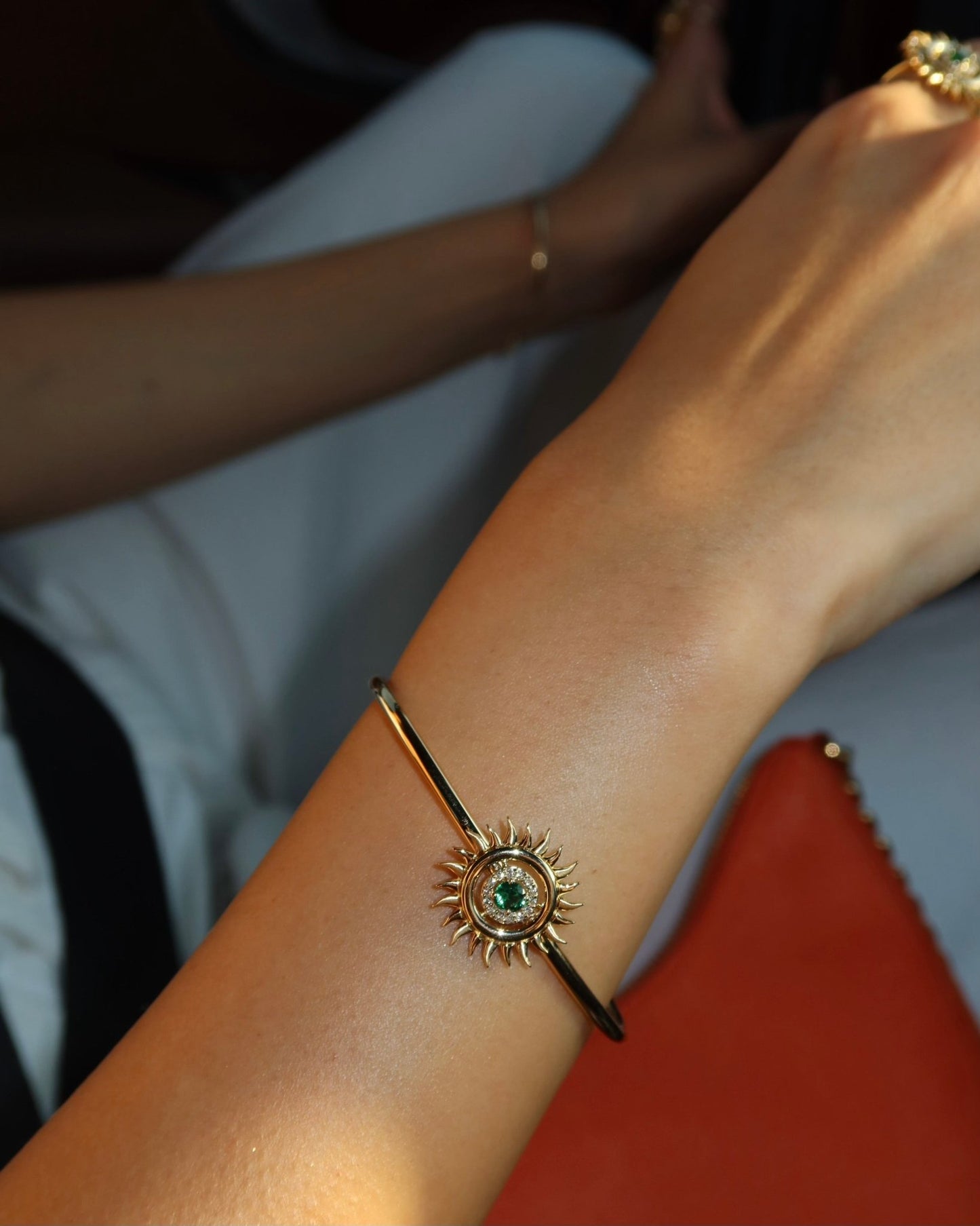 Sunflare Bangle in Diamond and Emerald - 18k Gold - Lynor
