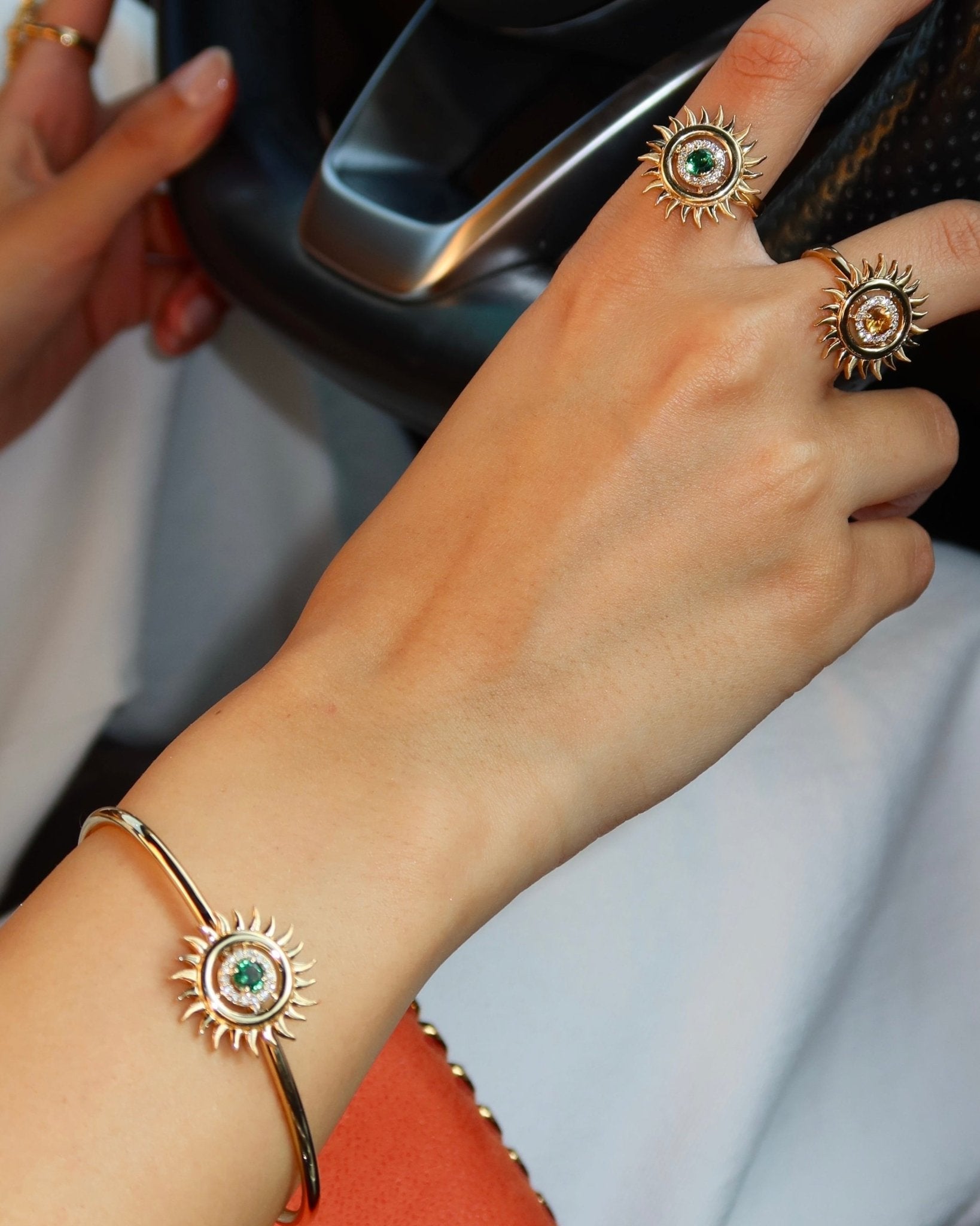 Sunflare Bangle in Diamond and Emerald - 18k Gold - Lynor