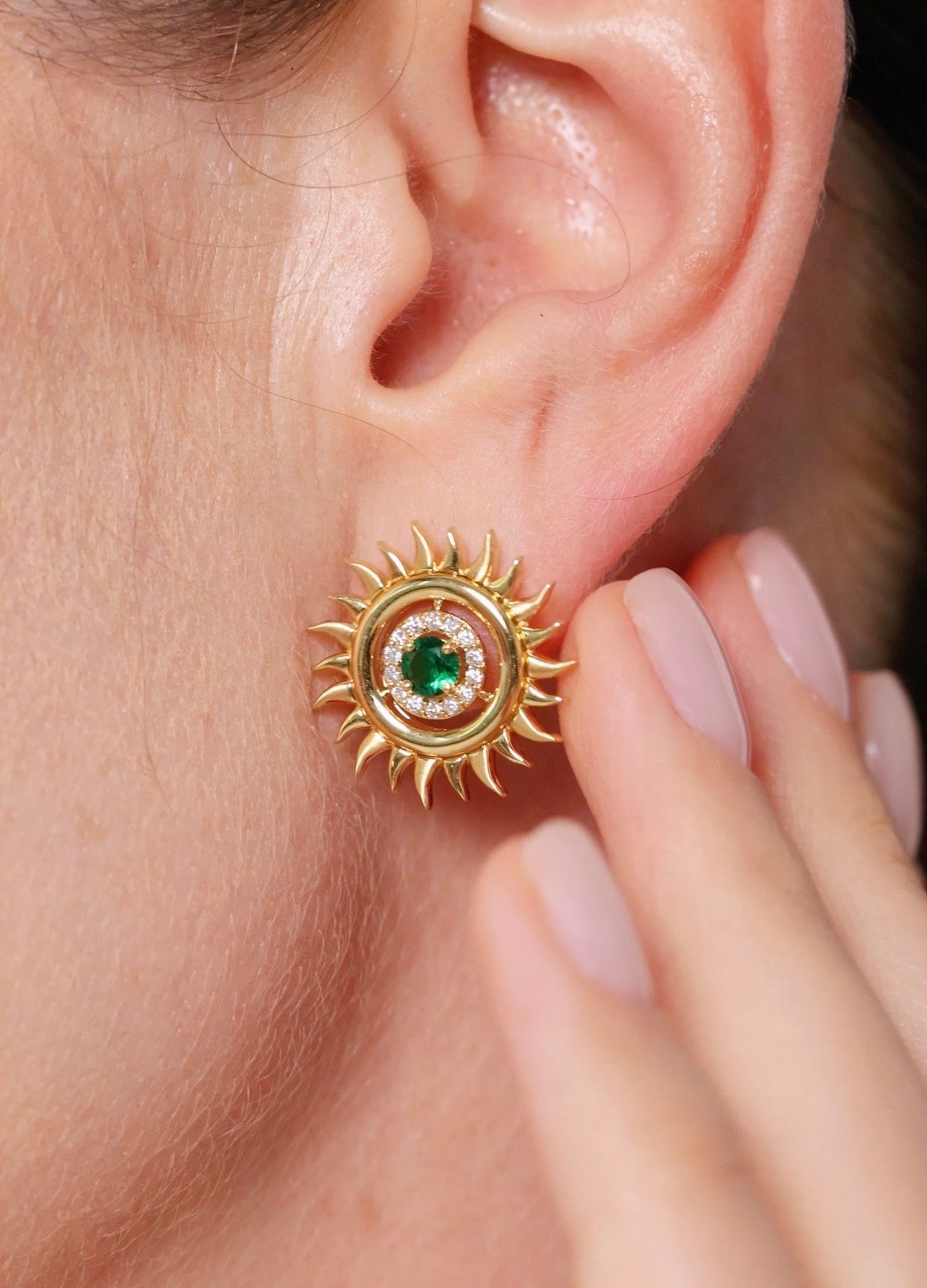 Sunflare Earrings in Diamond and Emerald - 18k Gold - Lynor