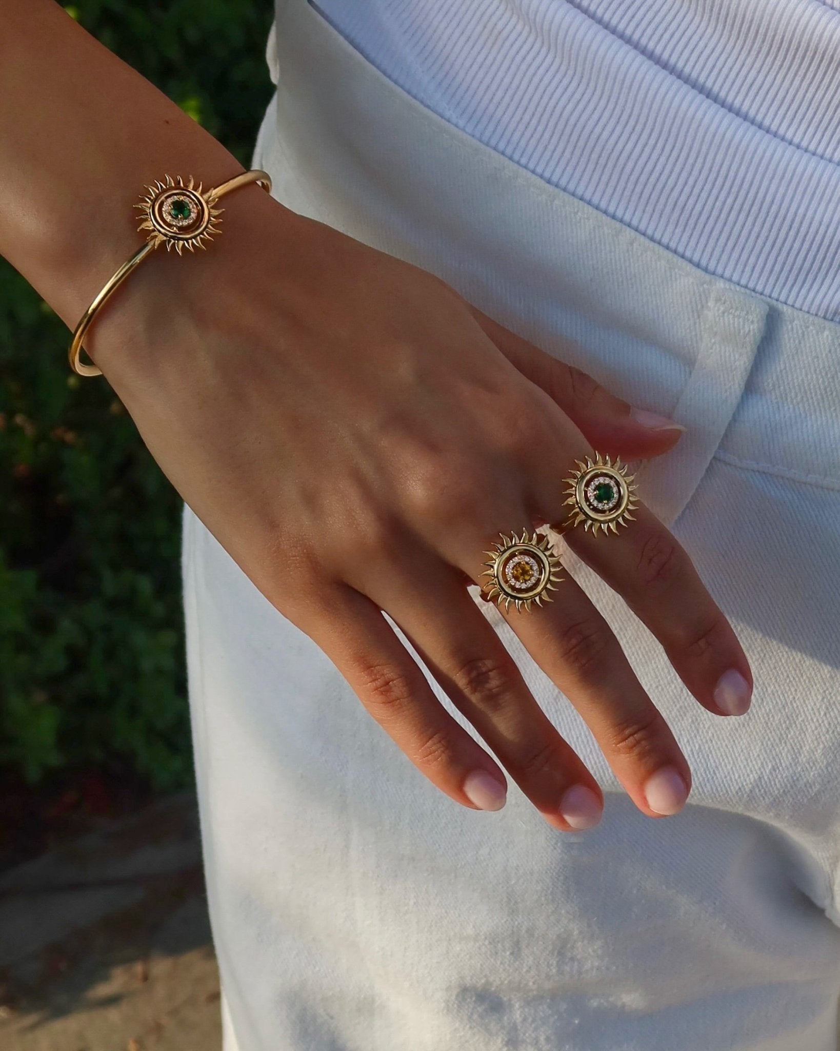 Sunflare Medium Ring in Diamond and Emerald - 18k Gold - Lynor