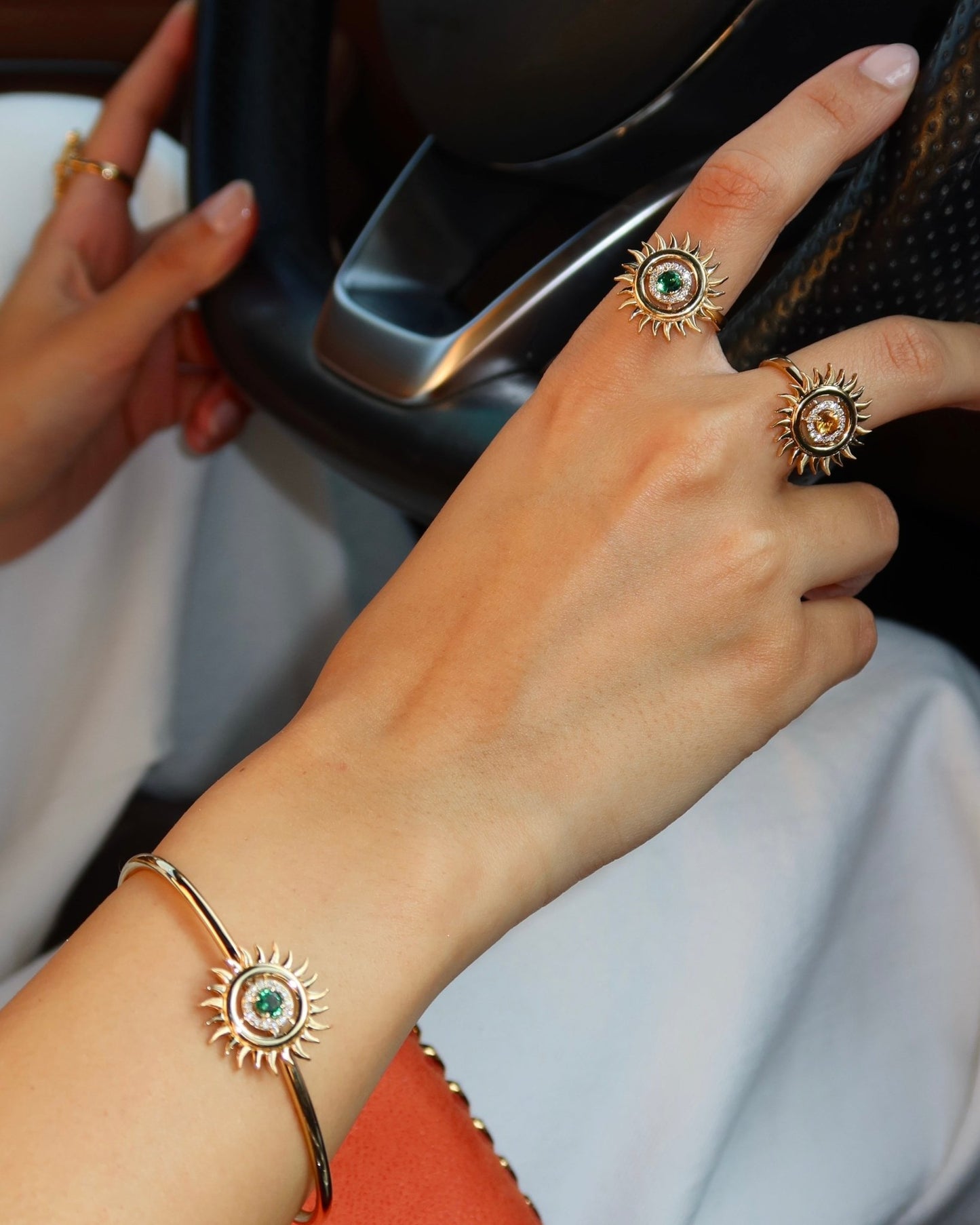 Sunflare Medium Ring in Diamond and Emerald - 18k Gold - Lynor