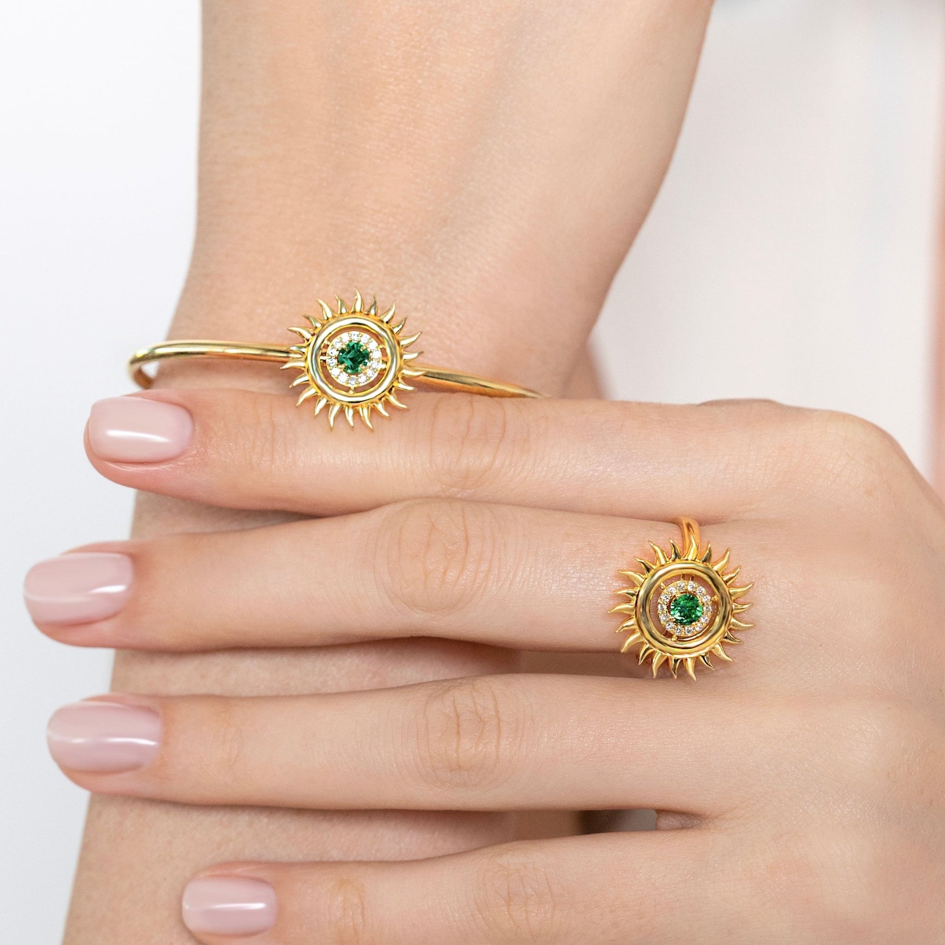 Sunflare Medium Ring in Diamond and Emerald - 18k Gold - Lynor