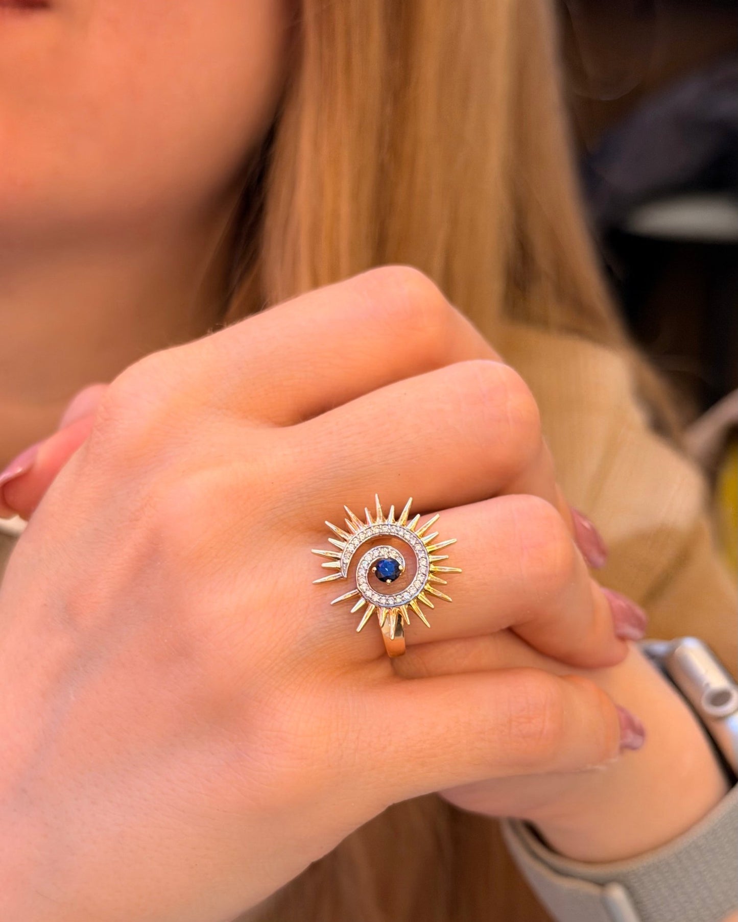 Sunspiral Ring in Diamond and Sapphire - 18k Gold - Lynor