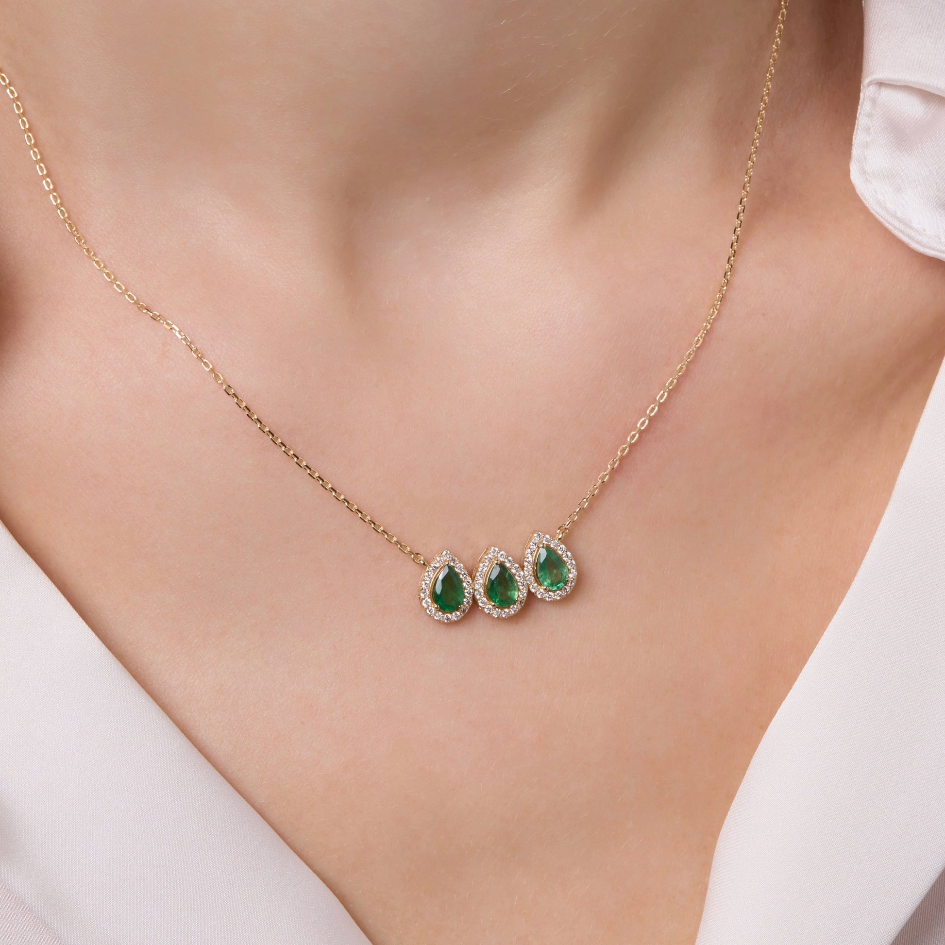 Triple Pear Necklace in Diamond and Emerald - 18k Gold - Lynor