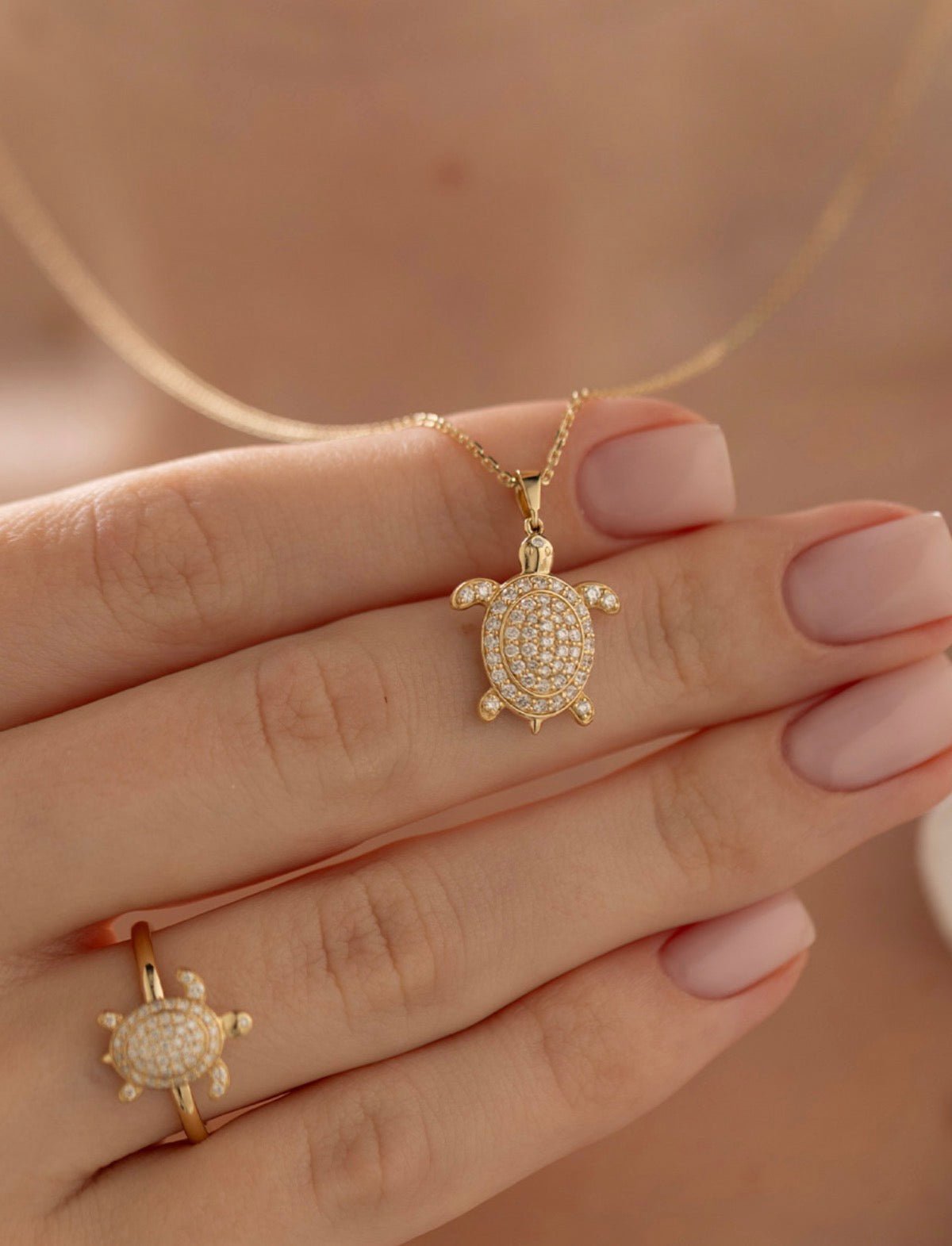 Turtle Necklace in Diamond - 18k Gold - Lynor