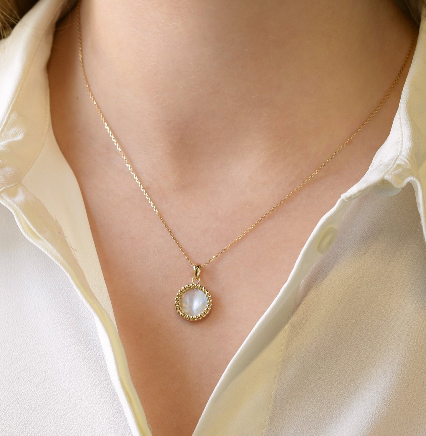 Cord Necklace in Mother of Pearl - 18k Gold - Lynor