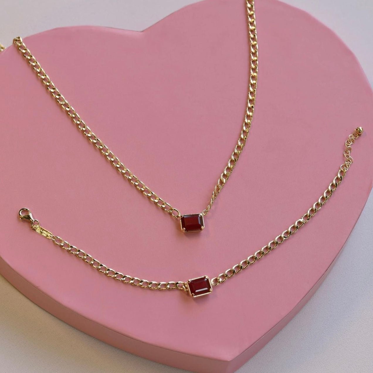 Emily Set in Garnet - 18k Gold - Ly