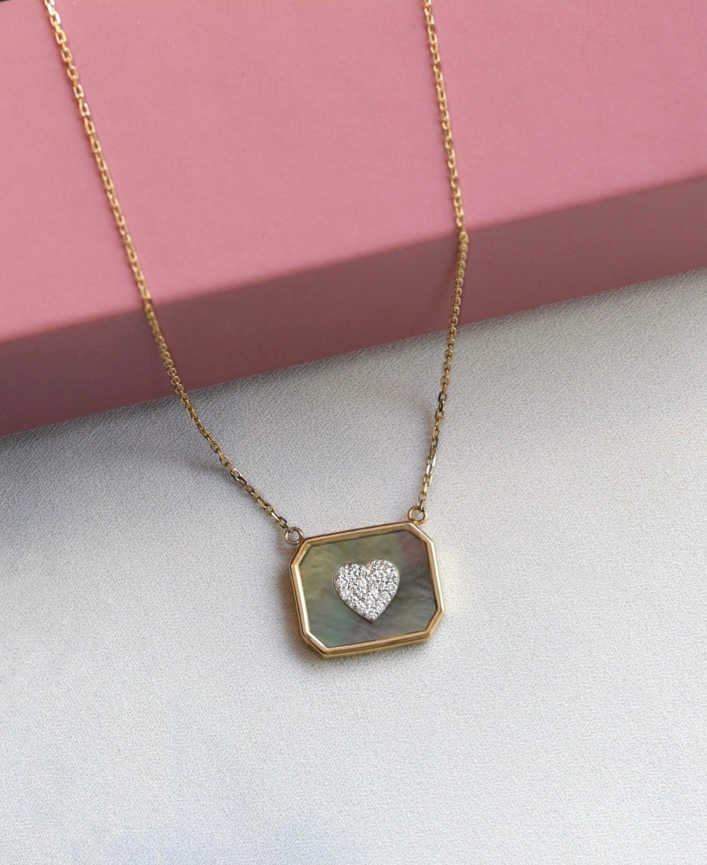 Heart Frame Necklace in Diamond - 18k Gold - Lynor
