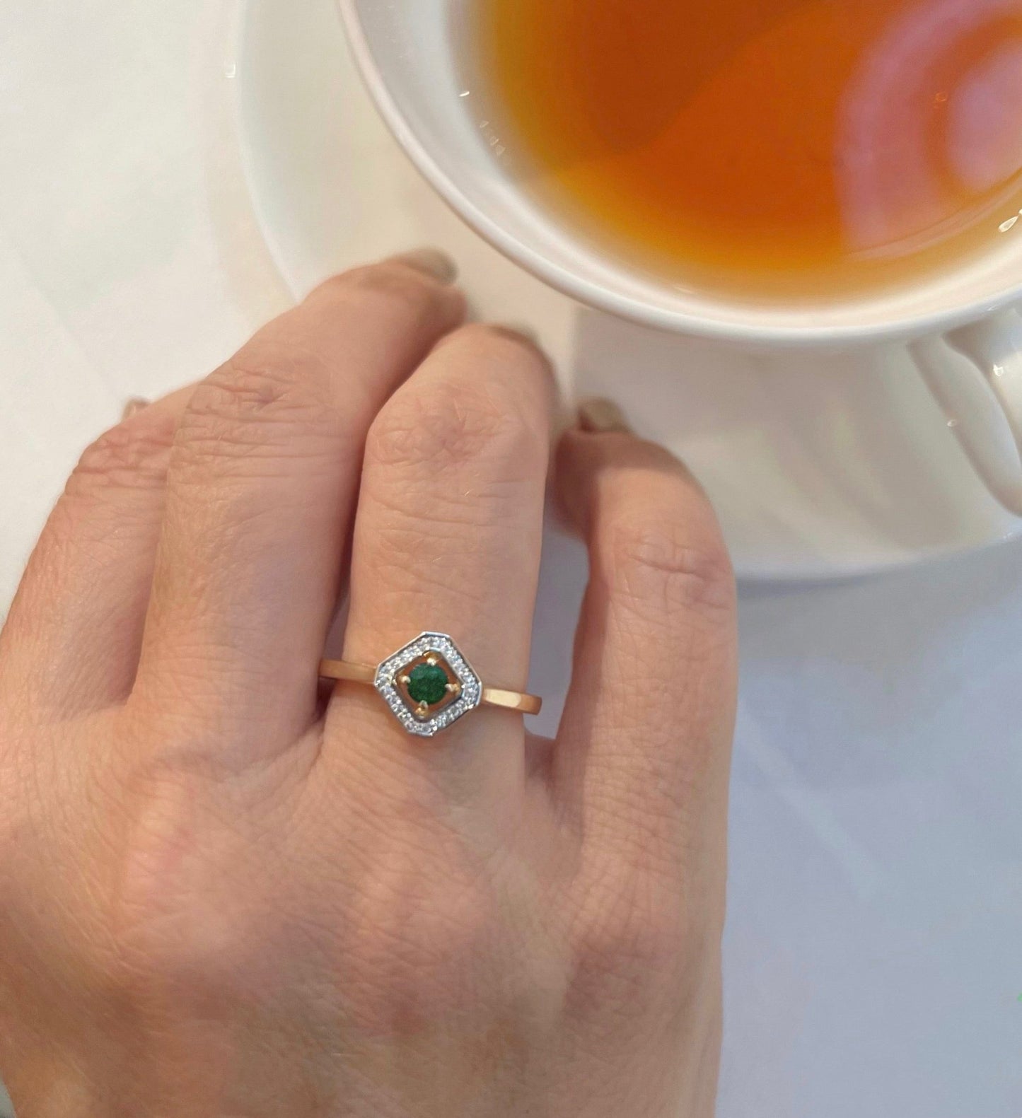 Helen Ring in Diamond and Emerald - 18k Gold - Lynor