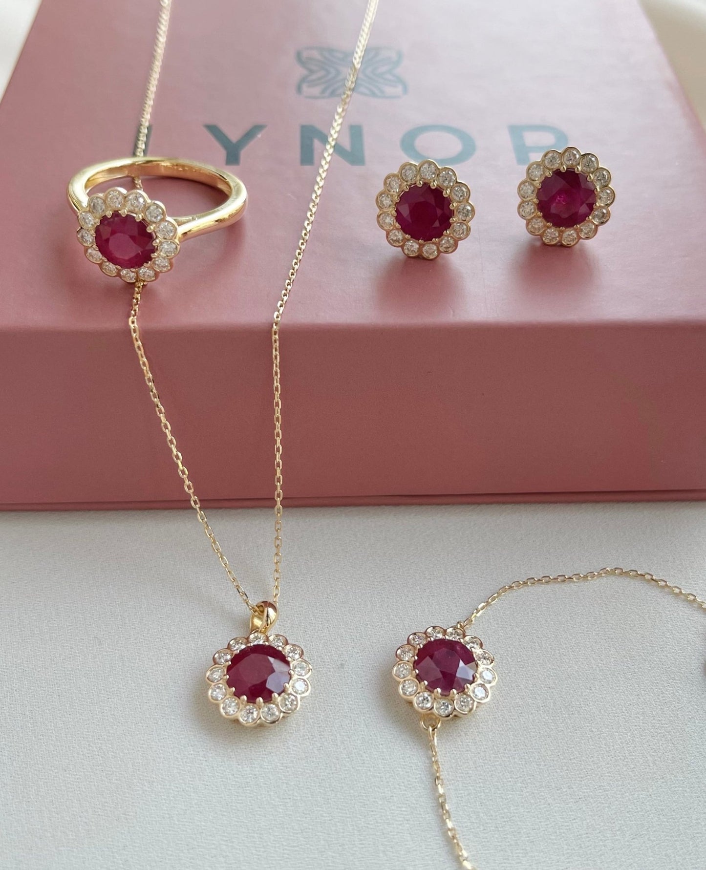Jouri Earrings in Diamond and Ruby - 18k Gold - Lynor