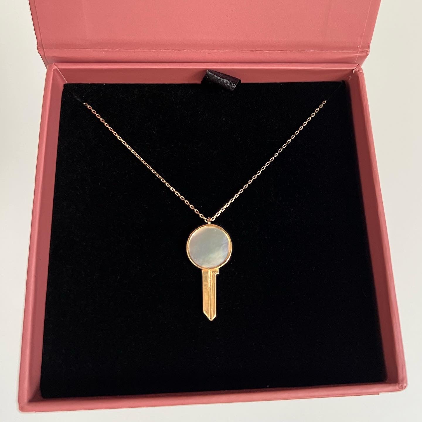Key Necklace in Mother of Pearl - 18k Gold - Ly