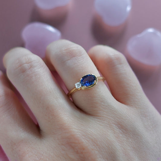 Larisa Ring in Diamond and Sapphire - 18k Gold - Lynor