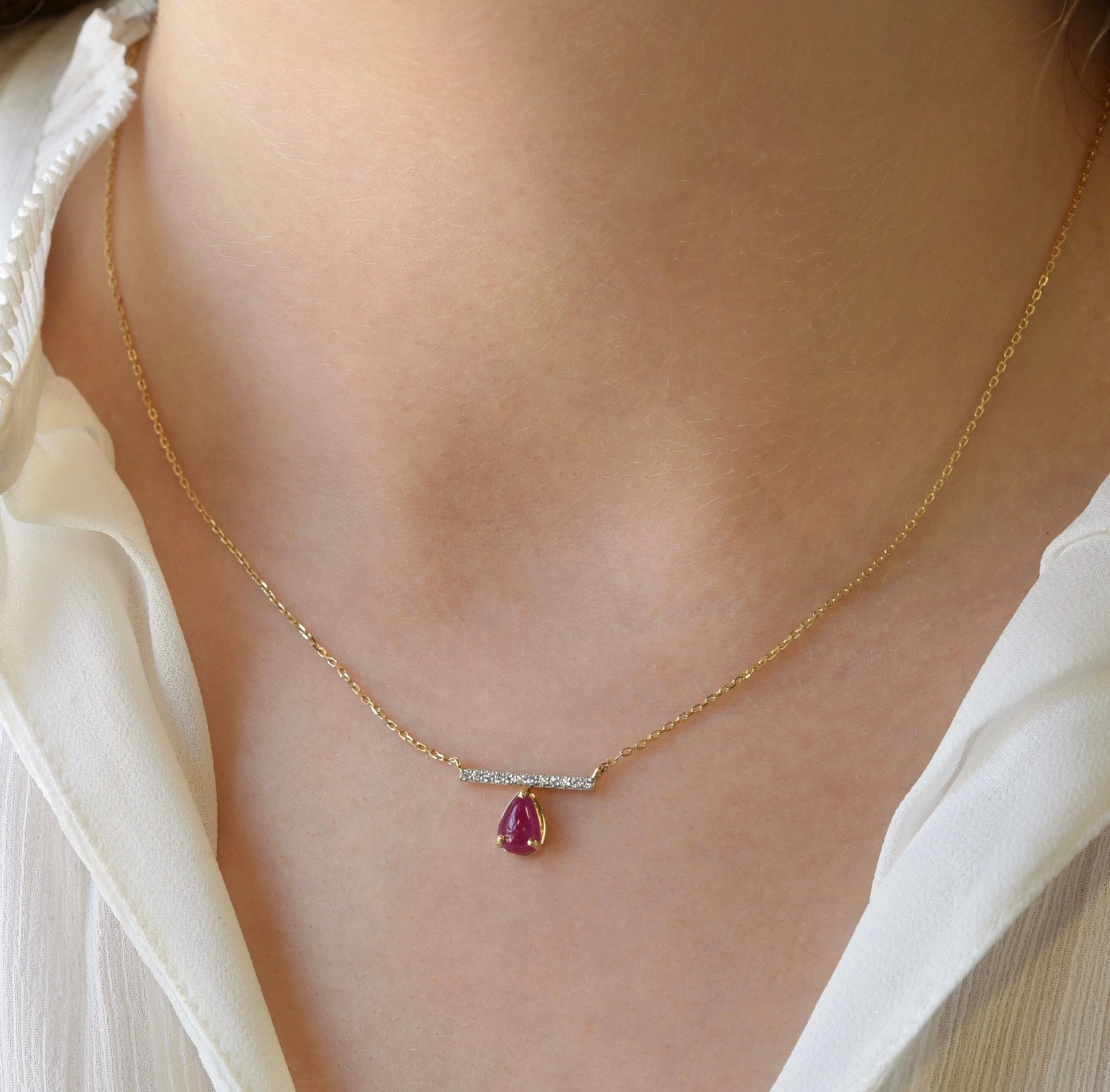 Lia Necklace in Diamond and Ruby - 18k Gold - Lynor