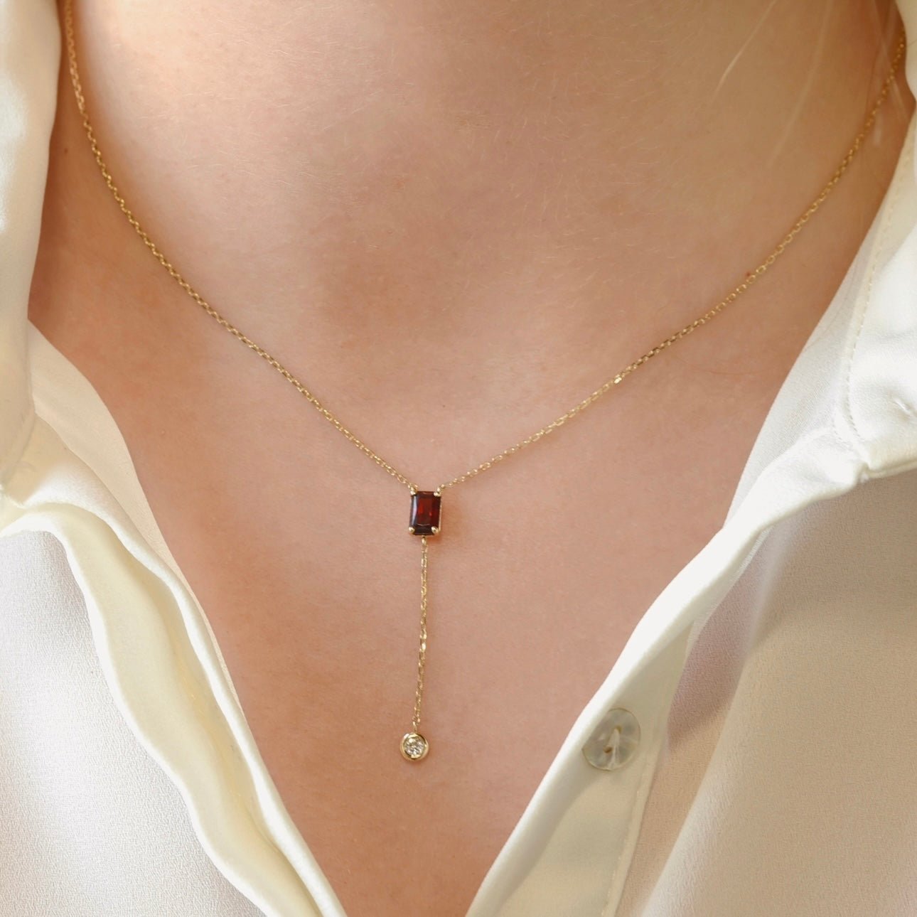 Novena Necklace in Diamond and Garnet - 18k Gold - Ly