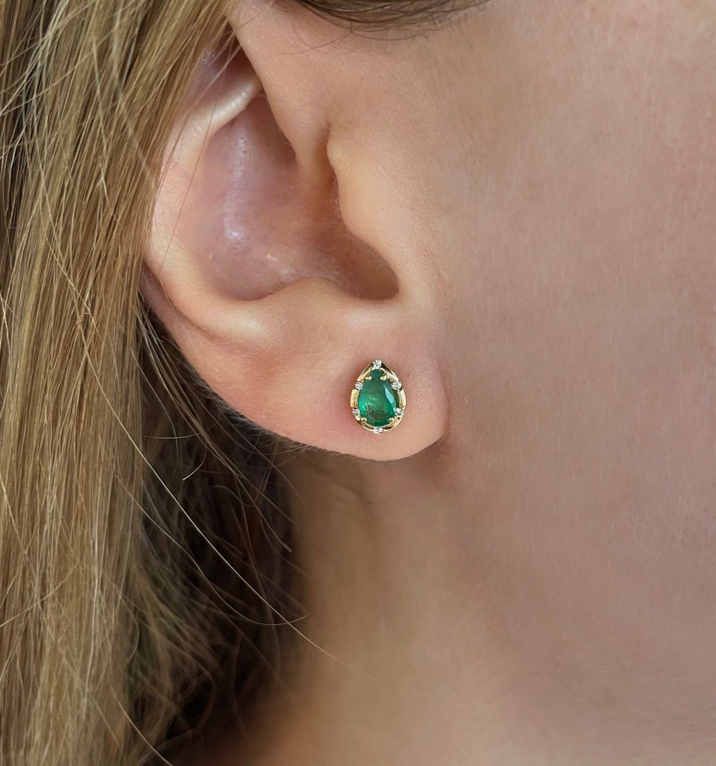 Ralda Earrings in Diamond and Emerald - 18k Gold - Lynor