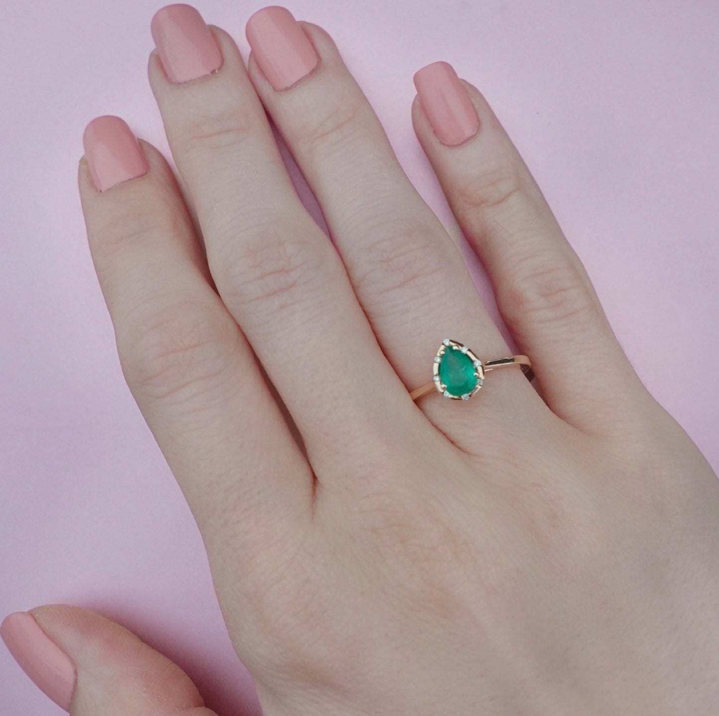 Ralda Ring in Diamond and Emerald - 18k Gold - Lynor